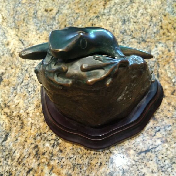 Beautiful Verdigris Bronze Frog on Rock with Wood Base - Picture 4 of 11